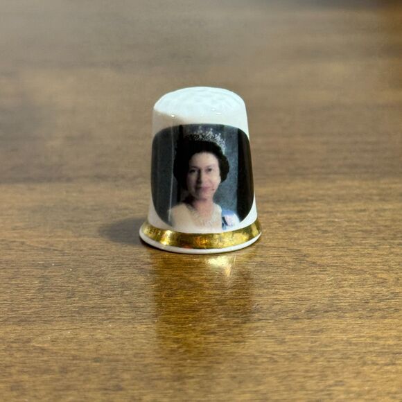 Royal Family Series Queen Elizabeth II Thimble Bone China Her Majesty - Picture 1 of 2